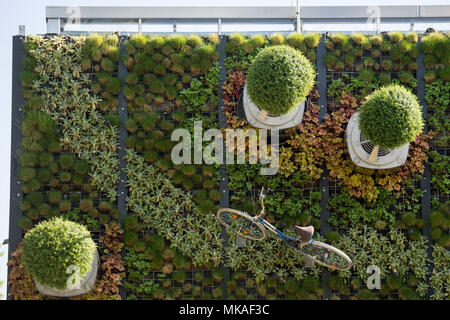 07 mai 2018, l'Allemagne, Stuttgart : Uni Hohenheim hightech vertical du jardin suspendu à un immeuble le jour de sa dédicace. La façade jardin avec arbres en rotation a été rendu possible par le démarrage depuis le Visioverdis "Hohenheim'. Photo : Sebastian Gollnow/dpa Banque D'Images
