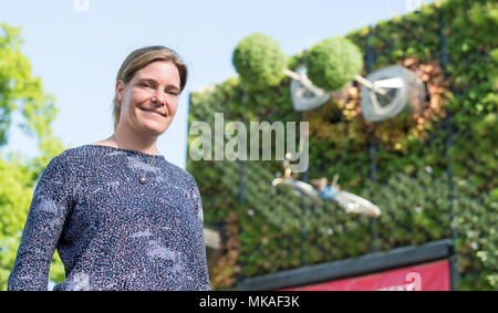 07 mai 2018, l'Allemagne, Stuttgart : Alina Schick, directeur de l'Visioverdis le démarrage, debout devant l'Uni Hohenheim hightech vertical du jardin le jour de sa dédicace. La façade jardin avec arbres en rotation a été rendu possible par le démarrage depuis le Visioverdis "Hohenheim'. Photo : Sebastian Gollnow/dpa Banque D'Images