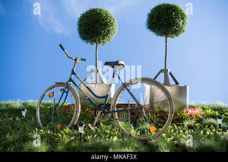 07 mai 2018, l'Allemagne, Stuttgart : un vélo sur Uni Hohenheim hightech vertical du jardin suspendu à un immeuble le jour de sa dédicace. La façade jardin avec arbres en rotation a été rendu possible par le démarrage depuis le Visioverdis "Hohenheim'. Photo : Sebastian Gollnow/dpa Banque D'Images