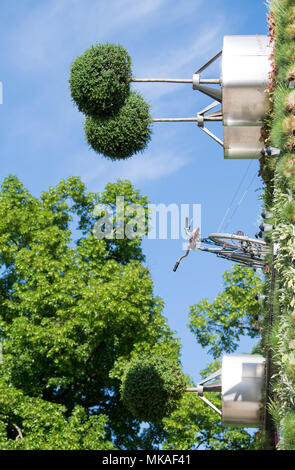 07 mai 2018, l'Allemagne, Stuttgart : un vélo sur Uni Hohenheim hightech vertical du jardin suspendu à un immeuble le jour de sa dédicace. La façade jardin avec arbres en rotation a été rendu possible par le démarrage depuis le Visioverdis "Hohenheim'. Photo : Sebastian Gollnow/dpa Banque D'Images