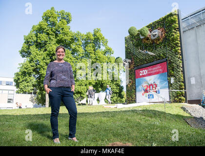 07 mai 2018, l'Allemagne, Stuttgart : Alina Schick, directeur de l'Visioverdis le démarrage, debout devant l'Uni Hohenheim hightech vertical du jardin le jour de sa dédicace. La façade jardin avec arbres en rotation a été rendu possible par le démarrage depuis le Visioverdis "Hohenheim'. Photo : Sebastian Gollnow/dpa Banque D'Images