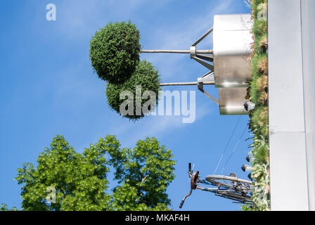 07 mai 2018, l'Allemagne, Stuttgart : un vélo sur Uni Hohenheim hightech vertical du jardin suspendu à un immeuble le jour de sa dédicace. La façade jardin avec arbres en rotation a été rendu possible par le démarrage depuis le Visioverdis "Hohenheim'. Photo : Sebastian Gollnow/dpa Banque D'Images