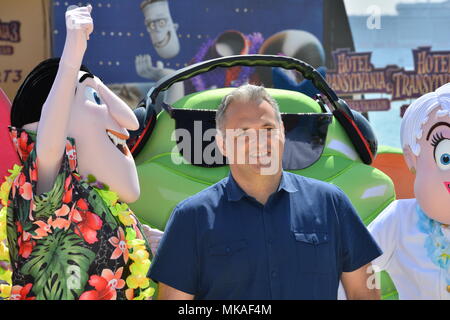 Cannes, France. 07Th Mai, 2018. CANNES, FRANCE. Mai 07, 2018 : Genndy Tartakovsky au photocall pour 'Hôtel Transylvanie 3 : un monstre Locations' à la 71e Festival de Cannes Photo Credit : Sarah Stewart/Alamy Live News Banque D'Images