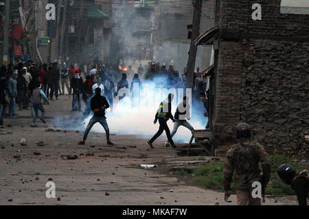 Le cachemire. 7 mai, 2018. Comme la fumée monte lacrymogènes les manifestants du Cachemire en conflit avec la police indienne à Srinagar Cachemire sur Mai 07, 2018. La police a tiré des gaz lacrymogènes, granulés de bois et des grenades assourdissantes pour disperser la foule en colère.anti-massive des affrontements éclatent à Srinagar Inde suite à l'assassinat de dix personnes dont cinq rebelles et cinq civils par les forces de sécurité indiennes en Afrique du Cachemire. Credit : Faisal Khan/ZUMA/Alamy Fil Live News Banque D'Images