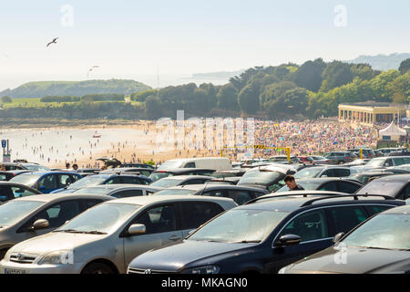 Pack foules la plage de sable de la baie de Whitmore, Barry Island, au Pays de Galles, sur la chaude et ensoleillée début Mai vacances de banque. Banque D'Images