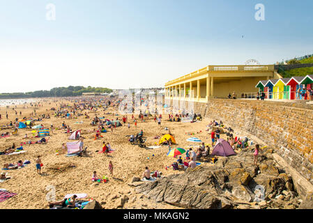 Pack foules la plage de sable de la baie de Whitmore, Barry Island, au Pays de Galles, sur la chaude et ensoleillée début Mai vacances de banque. Banque D'Images