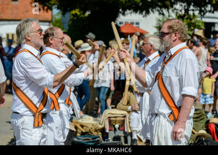 Atteindre, España. 7 mai, 2018. Dyke Devils Morris Men dancing à l'assemblée annuelle atteindre juste. 7 mai 2018. Credit : Mark Bullimore/Alamy Live News Banque D'Images