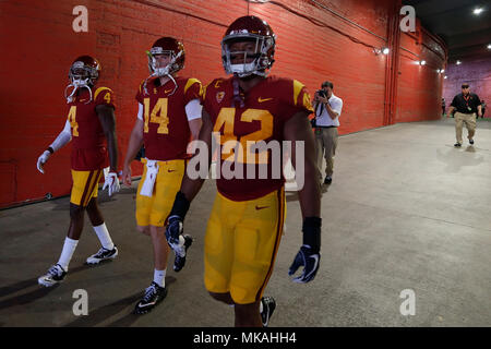 Los Angeles, Californie, USA. 09Th Sep 2017. USC Trojans quart-arrière Sam Darnold # 14 et de l'USC Trojans de secondeur Uchenna Nwosu # 42 entrer dans le tunnel avant la NCAA football entre l'USC Trojans et l'ouest du Michigan Broncos au Los Angeles Memorial Coliseum de Los Angeles, Californie. Charles Baus/CSM/Alamy Live News Banque D'Images