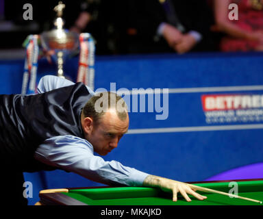 Sheffield. 7 mai, 2018. Mark Williams de galles fait concurrence au cours de sa dernière avec John Higgins, de l'Écosse au World Snooker Championship 2018 au théâtre Crucible à Sheffield, en Grande-Bretagne le 7 mai 2018. Mark Williams a gagné 18-16 à revendiquer le titre. Credit : Han Yan/Xinhua/Alamy Live News Banque D'Images