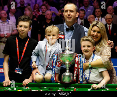 Sheffield. 7 mai, 2018. Mark Williams de galles pose avec sa famille après son dernier avec John Higgins, de l'Écosse au World Snooker Championship 2018 au théâtre Crucible à Sheffield, en Grande-Bretagne le 7 mai 2018. Mark Williams a gagné 18-16 à revendiquer le titre. Credit : Han Yan/Xinhua/Alamy Live News Banque D'Images