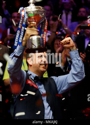 Sheffield. 7 mai, 2018. Mark Williams de galles célèbre après son dernier avec John Higgins, de l'Écosse au World Snooker Championship 2018 au théâtre Crucible à Sheffield, en Grande-Bretagne le 7 mai 2018. Mark Williams a gagné 18-16 à revendiquer le titre. Credit : Han Yan/Xinhua/Alamy Live News Banque D'Images