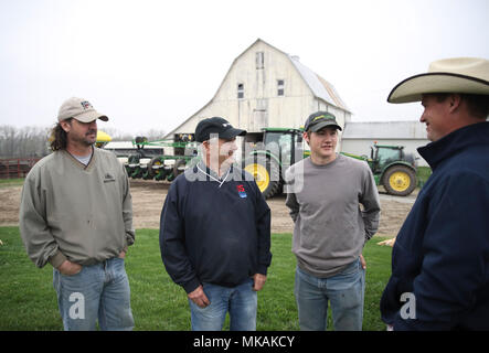 (180508) -- Atlantique, 8 mai 2018 (Xinhua) -- Loi Agriculteur Pellett (2L) parle avec les membres de la famille à sa ferme dans la région atlantique de l'Iowa, aux États-Unis, le 2 mai 2018. Le projet de loi 6 mm et l'alimentation est d'environ 900 têtes de bétail dans sa ferme tout en développant des centaines d'acres de maïs et de soja dans l'état du Midwest. Un voyage en Chine en février a renforcé sa confiance en vendant plus de sa ferme's premier boeuf pour les clients chinois. Durant son séjour d'une semaine en Chine, 6 mm s'est entretenu avec des représentants de sept à 10 entreprises différentes qui ont des plans pour l'importation de bœuf américain. Conscient de ses collègues loin Banque D'Images