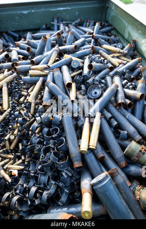 19 avril 2018, l'Allemagne, de Munster : coquilles de projectile sont stockés dans une boîte sur le terrain d'entraînement de la Bundeswehr. Photo : Philipp Schulze/dpa Banque D'Images