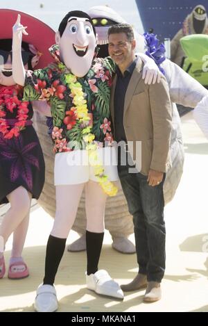 Cannes, Frankreich. 07Th Mai, 2018. L'acteur allemand Rick Kavanian pose avec monster caractères à la photocall promotion Hôtel Tansylvania '3' au cours de la 71e édition du Festival de Cannes à l'Hôtel Carlton Beach de Cannes, France, le 07 mai 2018. | Verwendung weltweit Credit : dpa/Alamy Live News Banque D'Images