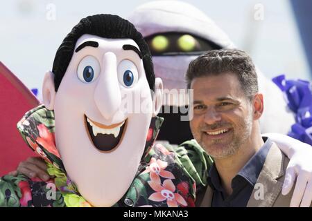 Cannes, Frankreich. 07Th Mai, 2018. L'acteur allemand Rick Kavanian pose avec monster caractères à la photocall promotion Hôtel Tansylvania '3' au cours de la 71e édition du Festival de Cannes à l'Hôtel Carlton Beach de Cannes, France, le 07 mai 2018. | Verwendung weltweit Credit : dpa/Alamy Live News Banque D'Images