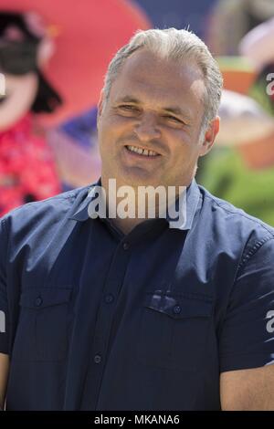 Cannes, Frankreich. 07Th Mai, 2018. Réalisateur Genndy Tartakovsky pose avec monster caractères à la photocall promotion Hôtel Tansylvania '3' au cours de la 71e édition du Festival de Cannes à l'Hôtel Carlton Beach de Cannes, France, le 07 mai 2018. | Verwendung weltweit Credit : dpa/Alamy Live News Banque D'Images