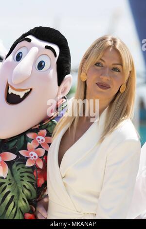 Cannes, Frankreich. 07Th Mai, 2018. Personnalité de la télévision ukrainienne Lesia Nikitiuk pose avec monster caractères à la photocall promotion Hôtel Tansylvania '3' au cours de la 71e édition du Festival de Cannes à l'Hôtel Carlton Beach de Cannes, France, le 07 mai 2018. | Verwendung weltweit Credit : dpa/Alamy Live News Banque D'Images