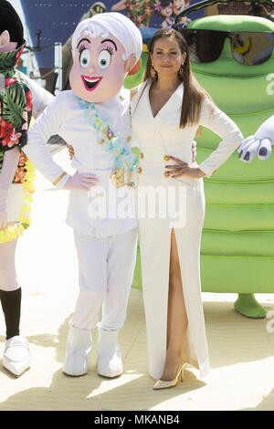 Cannes, Frankreich. 07Th Mai, 2018. Personnalité de la télévision libanaise Raya Abirached pose avec monster caractères à la photocall promotion Hôtel Tansylvania '3' au cours de la 71e édition du Festival de Cannes à l'Hôtel Carlton Beach de Cannes, France, le 07 mai 2018. | Verwendung weltweit Credit : dpa/Alamy Live News Banque D'Images