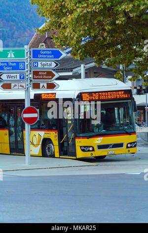 Interlaken, Suisse - 17 octobre 2017 : système de transport public de bus jaune dans les rues de la ville Banque D'Images