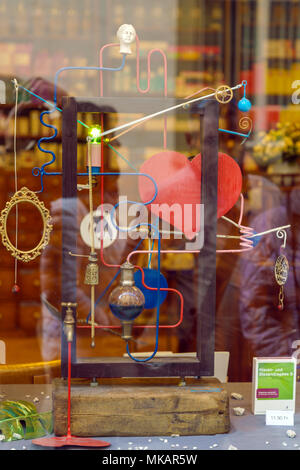 Berne, Suisse - le 17 octobre 2017 : Une vitrine de la pharmacie avec un déménagement moderne sculpture cinétique Banque D'Images