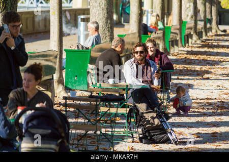 Berne, Suisse - le 17 octobre 2017 : une famille avec un petit enfant et un photographe barbu se reposent dans le parc Banque D'Images