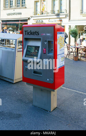 Berne, Suisse - le 17 octobre 2017 : machine automatique de billets pour les transports publics dans le centre-ville Banque D'Images