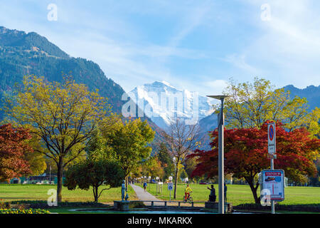 Interlaken, Suisse - 17 octobre 2017 : dans le parc de la ville dans le contexte de la Jungfrau dans les Alpes Banque D'Images