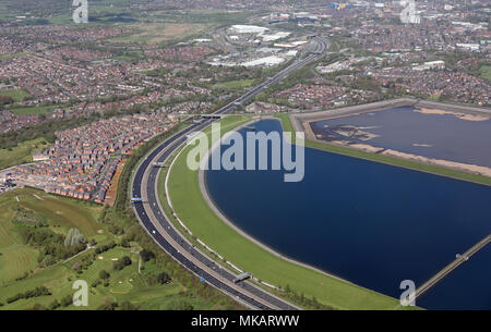 Vue aérienne de l'autoroute M60 à Audenshaw réservoir, Manchester Banque D'Images