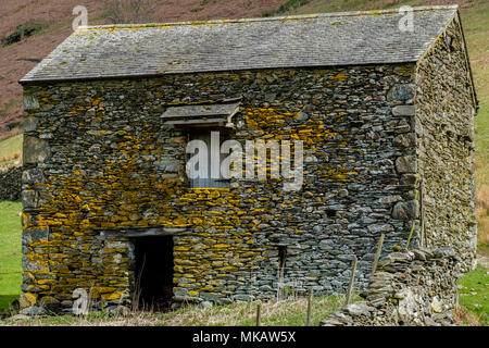 Une ancienne grange en pierre dans la vallée de Troutbeck, près de Windermere, Lake District, Cumbria Banque D'Images