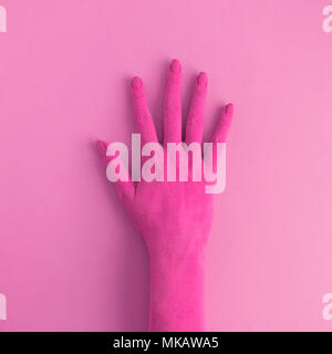 Close up of female colorié à la main dans un minimum de peinture rose concept créatif. Banque D'Images