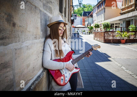 Portrait of a young girl with a quitar sur le plan de la ville Banque D'Images