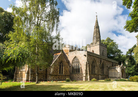 Leicester, England, UK - 5 septembre 2017 : le soleil brille sur l'église paroissiale traditionnelle et spire de St Denys en Evington à Leicester. Banque D'Images