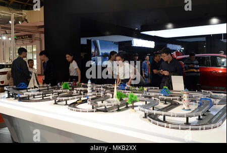 Visiteurs enquêter sur une voiture de course sur le modèle GAC stand au salon de l'automobile Auto China 2018 à Pékin, Chine