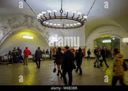 Moscou, Russie - avril, 29, 2018 : l'intérieur de la station de métro magnifiquement décorée, c'est l'un des plus achalandés au système entier et est plus chargés l'un sur la ligne, a ouvert le 30 janvier 1952 Banque D'Images