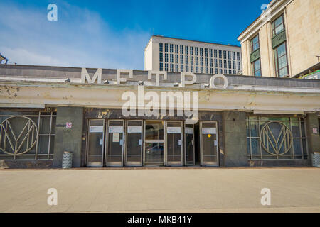 Moscou, Russie - avril, 29, 2018 : vue extérieure de l'entrée de la station de métro Smolenskaya , Moscou Banque D'Images