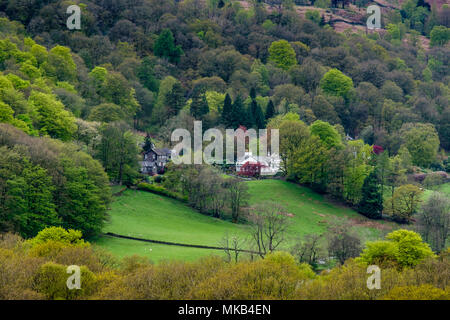 Dale fin cottages au-dessus de l'eau, Grasmere sur les pentes inférieures de l'argent Howe, vu de Loughrigg Terrasse, Grasmere, Ambleside, Lake District, Cumbria Banque D'Images