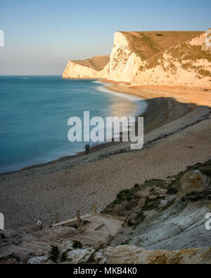 Soleil du matin brille sur les falaises de craie de la tête Bat et Swyre Head près de Durdle Door sur la côte jurassique. Banque D'Images