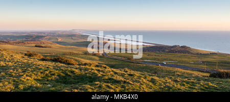 Lumière du soir éclaire la Chapelle St Catherine et la côte jurassique vu de l'Abbotsbury Hill dans le Dorset. Banque D'Images