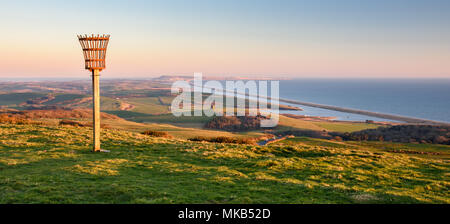 Lumière du soir éclaire la Chapelle St Catherine et la côte jurassique vu de l'Abbotsbury Hill dans le Dorset. Banque D'Images