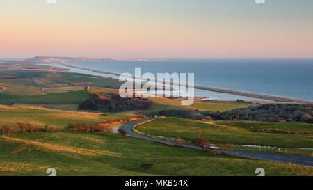 Lumière du soir éclaire la Chapelle St Catherine et la côte jurassique vu de l'Abbotsbury Hill dans le Dorset. Banque D'Images