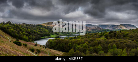 Howe, argent, commune de Grasmere Helm Crag et Grasmere vu de Loughrigg Terrasse, Grasmere, Lake District, Cumbria Banque D'Images