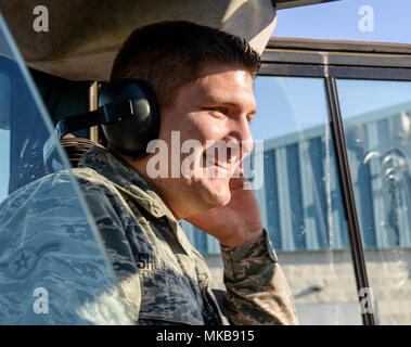 Airman Anthony Shlimanoff, 375e Escadron de préparation logistique, transport terrestre opère un chariot élévateur à l'aéroport international Lambert de Saint-Louis Le 28 novembre 2017. Les membres du 375e escadron de préparation logistique étaient là pour soutenir le président et l'Armée de l'air 1. (U.S. Air Force photo par un membre de la Chad Gorecki) Banque D'Images