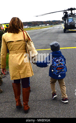 Un UH-60 Black Hawk, piloté par le major de l'ARMÉE AMÉRICAINE Michael Audette, prépare à la terre tandis que sa femme Jennifer et leurs deux fils d'attente à l'aviation de l'Armée de soutien # 3, Latham, NY, le 1 novembre 2017. Audette a terminé son dernier vol avec la Garde Nationale de New York, une cérémonie importante pour les pilotes, marquant leur dernier vol avec l'armée. New York (photo de Garde Nationale d'armée par le capitaine Jean Marie Kratzer) Banque D'Images