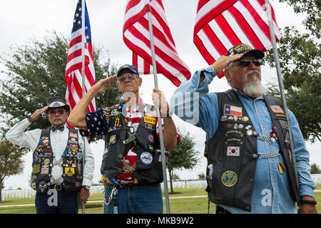 Patriot Guard Riders rendre honneurs au cours de sa retraite le général Richard E. Cavazos' cérémonie d'internement, le 14 novembre 2017, at Joint Base San Antonio-Fort Sam Houston National Cemetery, Texas. En 1976 l'américano-mexicaine Cavazos a fait l'histoire militaire en devenant le premier portrait d'atteindre le grade de général de brigade dans l'armée américaine. Moins de 20 ans plus tard, le Texan natif serait à nouveau faire l'histoire en étant nommé l'armée américaine first Hispanic quatre étoiles de général. Il avait pris sa retraite en 1984 et est mort le 29 octobre 2017 après une longue maladie à 88. (U.S. Air Force photo par Ismael Ortega) Banque D'Images