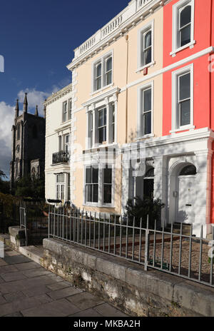 Maisons peintes de couleurs vives sur Durnford Street Banque D'Images