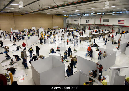 Les Louveteaux de l'Erie Shores Conseil participent à la construction de l'événement annuel de la ville Samedi 21 Novembre 2017 à la 180e Escadre de chasse à Swanton, Ohio. Les Scouts participant à l'événement annuel construit des ponts et bâtiments entièrement en carton. (U.S. Photo de la Garde nationale aérienne par le sergent. Shane Hughes) Banque D'Images