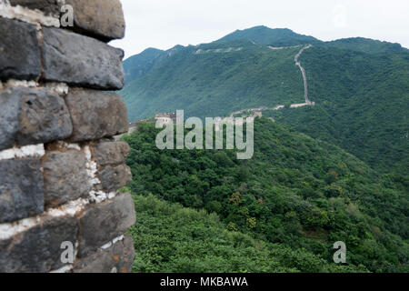 La section de la Grande Muraille de Chine à Mutianyu, près de Beijing, Chine, Asie. Les personnes qui désirent visiter le célèbre Monument Chinois Banque D'Images