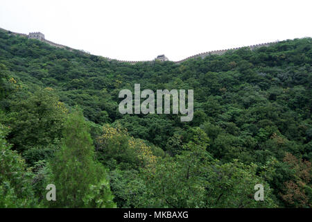 La section de la Grande Muraille de Chine à Mutianyu, près de Beijing, Chine, Asie. Les personnes qui désirent visiter le célèbre Monument Chinois Banque D'Images