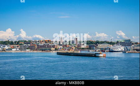 La ville côtière de la mer Baltique Helsingborg avec vue sur le mur du port, la plage tropicale et les tours de l'Hôtel de Ville d'Helsingborg et Banque D'Images