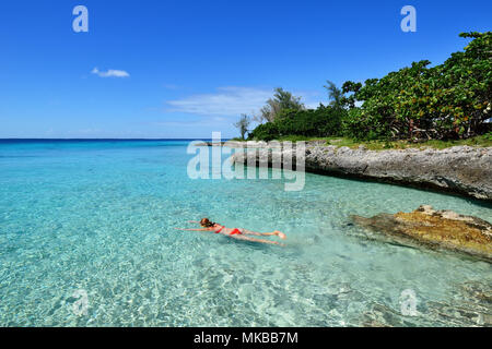 Piscine tourisme dans les eaux turquoise de la mer des Caraïbes sur la côte de Cuba midi sauvage Banque D'Images
